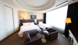 더 리버사이드 호텔, 전 객실 새 단장…가성비로 승부