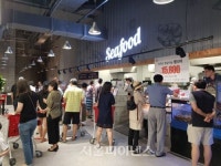 [르포] 롯데마트 서초점 장보기와 식사 한번에…첫 주말 북적