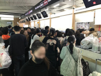 인천공항 면세품 인도장 도떼기시장 같았다