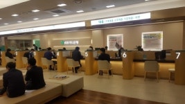 더 깐깐한 대출규제 DSR 시행 첫날…은행 창구 한산