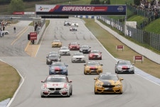 [슈퍼레이스 BMW M 클래스] EZ모터스 김효겸, 지난해 아쉬움 딛고 우승   