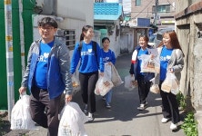 bhc 해바라기봉사단, 신당동 독거 어르신 찾아 순살치킨 대접 