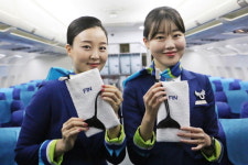 에어부산, 폐기된 승무원 가방 재활용···업사이클링 제품 제작