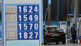 8월 유류세 인하 종료 앞두고 딜레마에 빠진 정부