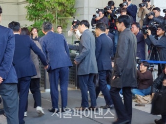김범수 카카오 창업자, 금감원 출석···