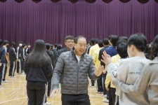 하윤수 부산교육감, 부산 KCC이지스 홈경기 시투나서