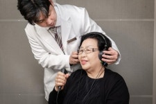 히어링허브 대구보청기센터 편측성 난청, 일반 보청기론 효과↓ ···특수보청기 솔루션 받아야