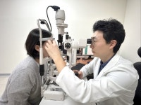 부산 정근안과병원 눈 비비지 말고, 인공눈물로 수분 유지