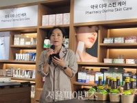 [현장] 약국 아니라 뮤지엄이네···도심형 큐레이션 OWM 약국 가보니