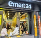 [현장+] 편의점 아닌 힙플···20대들 줄 잇는 성수동 이마트24 트렌드랩