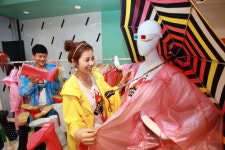 [포토] 신세계百, 레인보우 테마 ‘레인 룩’ 선보여