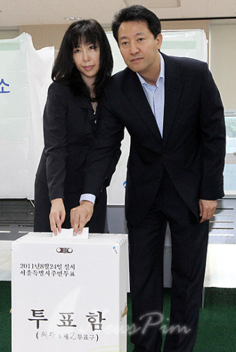[포토] 무상급식 주민투표하는 오세훈 서울시장 내외