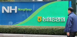 정부 알뜰주유소, 농협 동원해 기름값 인하 논란