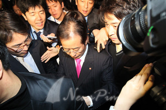 [포토] 고개 숙인 홍준표 대표