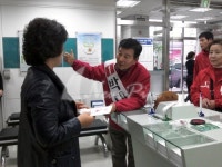 [포토] 유권자 민생고에 귀기울이는 울산북구 박대동 후보