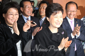 [포토] 선거의 여왕 박근혜 '승리의 박수'