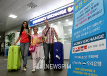 우리은행, 서울역서 365일 연중무휴 환전 서비스