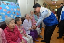 신동규 회장, 금융지주 임직원들과 양로원 봉사활동