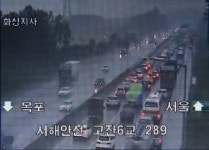 서해안고속도로 사고, 트레일러 전복 3중 추돌…서울방면 통제