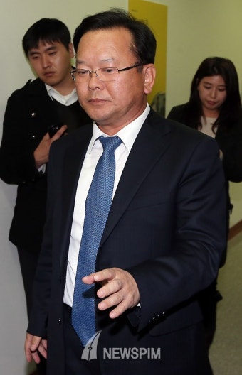 [뉴스핌 포토] 황급히 당사로 들어서는 김부겸 선대위원장