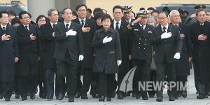 [뉴스핌 포토] 현충원 참배하는 박근혜 대통령
