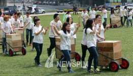[뉴스핌 포토] 수레 끄는 청년 보부상