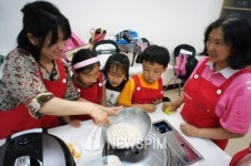 리홈쿠첸, 다문화가정 이주여성들과 요리교실 개최