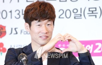 [뉴스핌 포토] 박지성 기자회견, 김민지 아나운서에게 보내는 하트