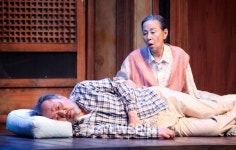 연극 ‘아버지와 나와 홍매와’ 신구 “산다는 건 떠나기 위해 걸어가는 것”