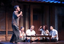 연극 ‘아버지와 나와 홍매와’, 이 시대 먹먹한 아버지들에게 올리는 한판 굿