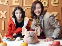 예쁜 남자 장근석 아이유, 돼지 머리 올린 고사상 앞에서 찰칵