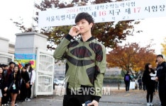 [뉴스핌 포토] 비투비 육성재, 교문 앞 긴장된 모습 떨려요