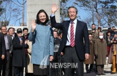 [뉴스핌 포토] 인사하는 정몽준 의원 부부