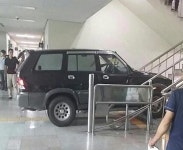 [1보] 피해보상 불만 40대 車에 가스통 싣고 아산시청 돌진…폭파하겠다