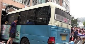부산 마을버스 아파트 돌진…출입구 1/3 파고든 뒤에야 멈춰