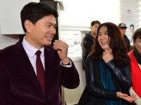 심은하 근황, 남편 사무실 개소식서 환한 미소…명불허전 청순미모