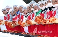[뉴스핌 포토] 금융투자업계 제4회 사랑의 김치 Fair