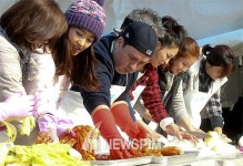 [뉴스핌 포토] 정성스럽게 담그는 김장김치