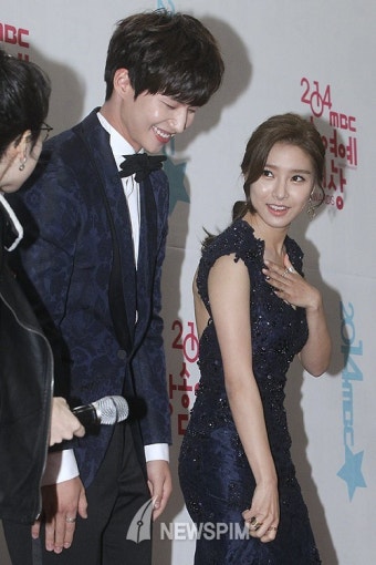 [뉴스핌 포토] 'MBC 방송연예대상' 송재림-김소은, '저희 커플은 이만 가볼게요~'