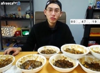 [유튜브 핫클릭] 아프리카TV BJ 밴쯔 짜장면 10그릇 먹방 도전…“실수한 거 같다” 폭소