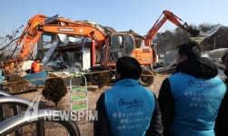 [뉴스핌 포토] 구룡마을 자치회관 강제 철거...행복을 느끼는 강남?