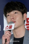 ‘스물’ 김우빈 “스무 살로 돌아가면 미팅해보고 싶다”