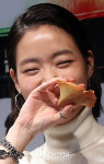 [뉴스핌 포토] 차이나타운 김고은, 포춘쿠키 안에는 무엇이 있을까?