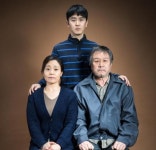[연극 리뷰] 담담한 관조의 울림…‘소년 B가 사는 집’