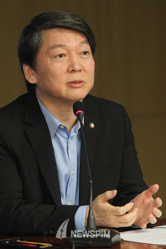 안철수, 2017년 대선출마 인정...박근혜 대통령 비판글 보니 
