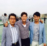 프로듀사 김종국, 서기철·박혁권과 촬영 중 인증샷...예능국 트리오