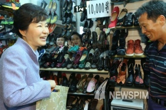 박 대통령, 대구 서문시장·경주 신라 유적지 발굴현장 방문