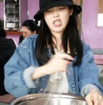 푸르던·스물셋 아이유, 분노의 아이스크림 만들기? 표정이 압권