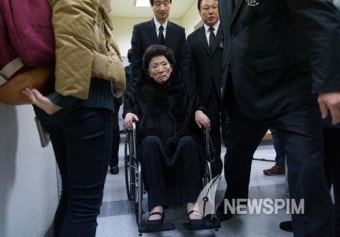 [김영삼 서거] 입관실 향하는 손명순 여사