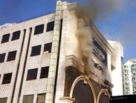 강남 뉴코아 3층 화재로 700여명 긴급대피...일부 작업자 연기 흡입해 병원 이송